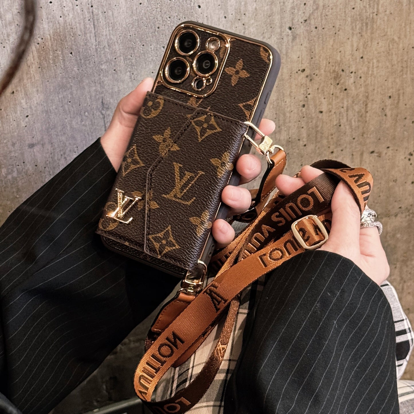 Pokročilé kožené pouzdro iPhone s peněženkami a popruh hnědý